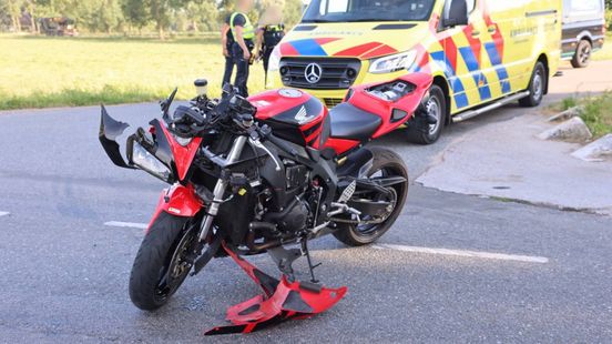 Motorrijder gewond • auto schept fietser