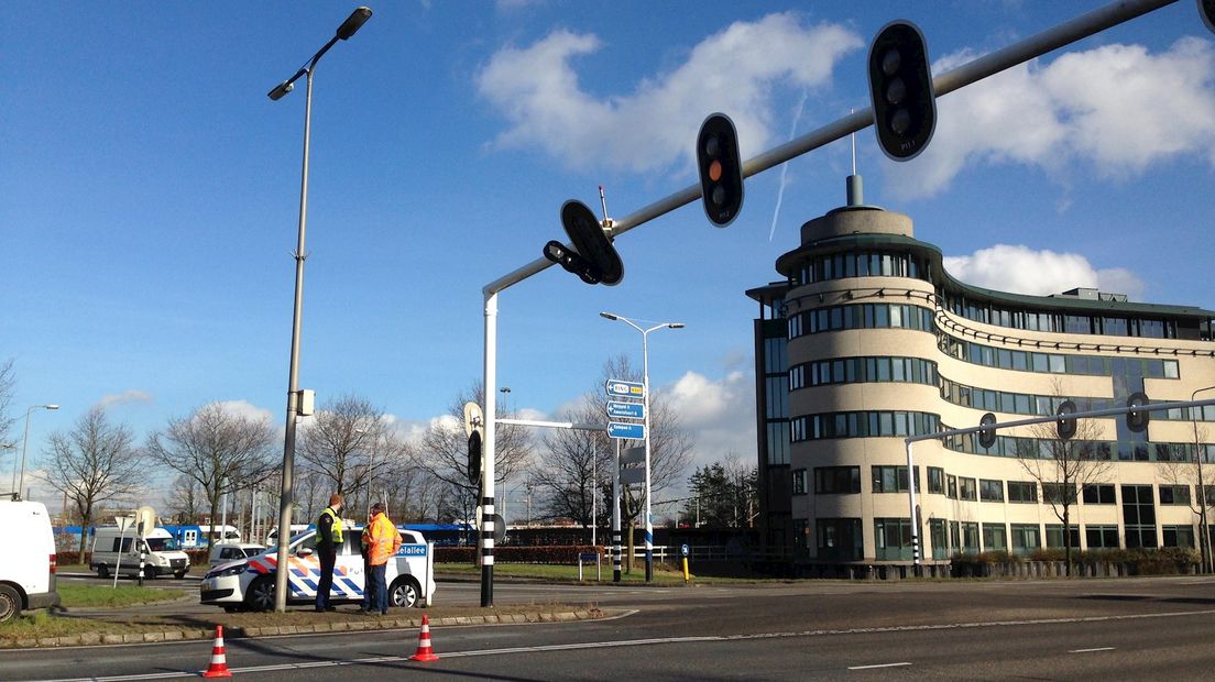 Zendwagen Radio Oost ramt verkeerslicht in Zwolle