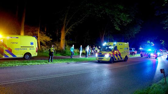Fietser en scooterrijder gewond bij botsing in Veenendaal. Fietser en scooterrijder gewond bij botsing in Veenendaal.