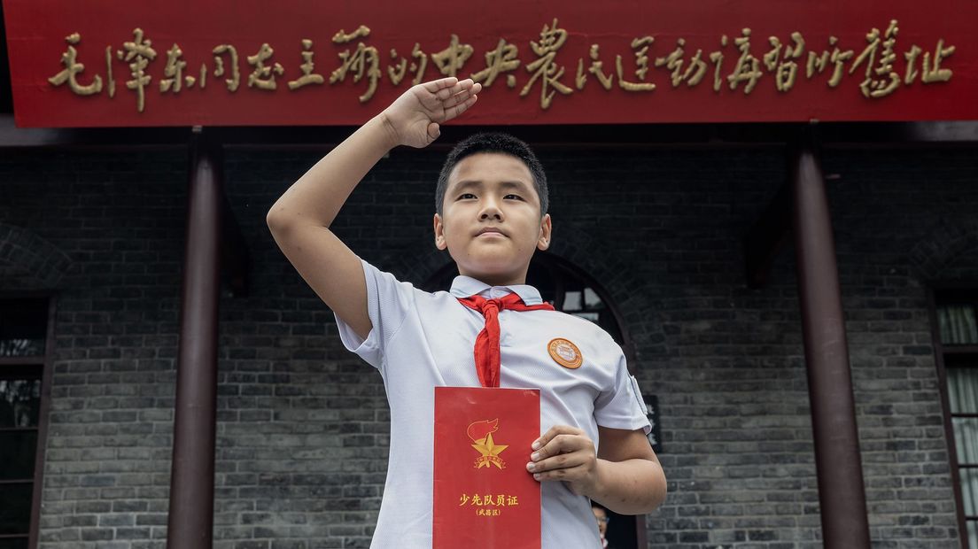 Foto ter illustratie: een leerling van China Young Pioneers tijdens de 102e verjaardag van de CCP in Wuhan.