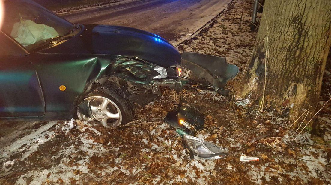 De auto botste aan het einde van de middag tegen een boom (Rechten: Van Oost Media)