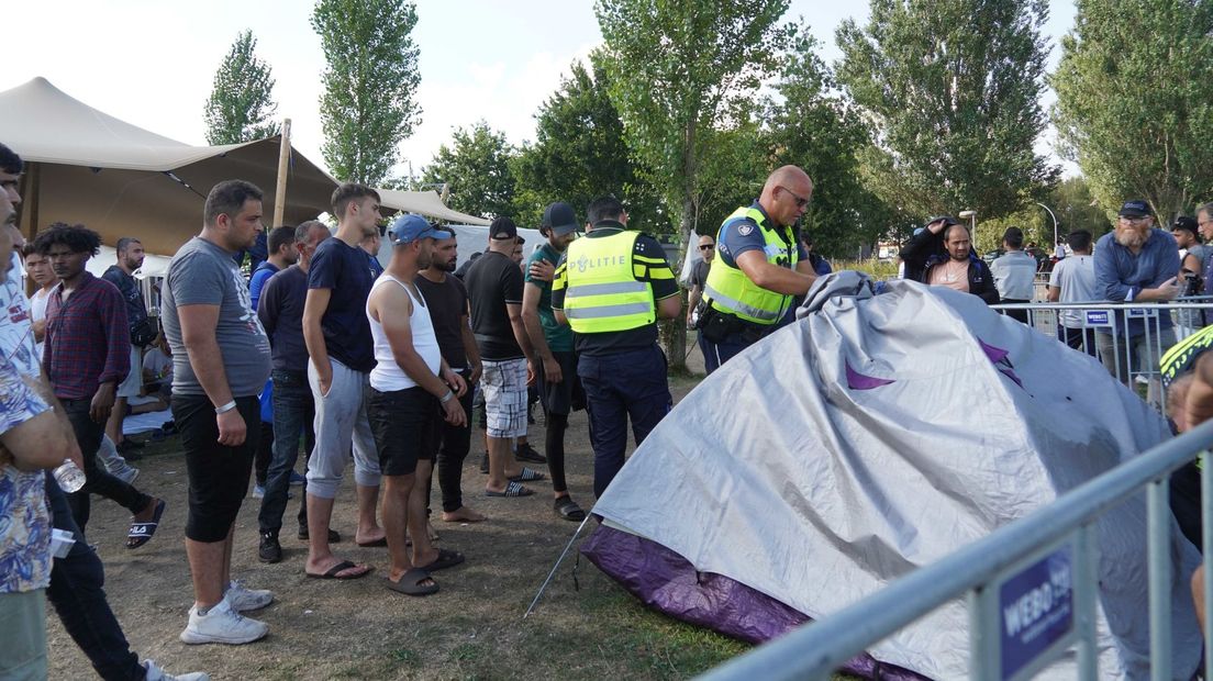 Politie neemt tenten Ter Apel in beslag