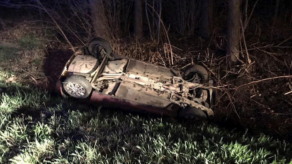 Auto belandt op de kop in sloot bij Vriezenveen