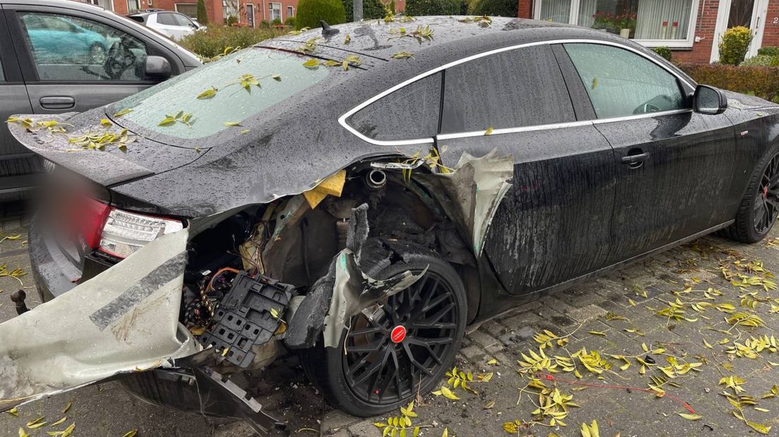 De auto raakt ernstig beschadigd