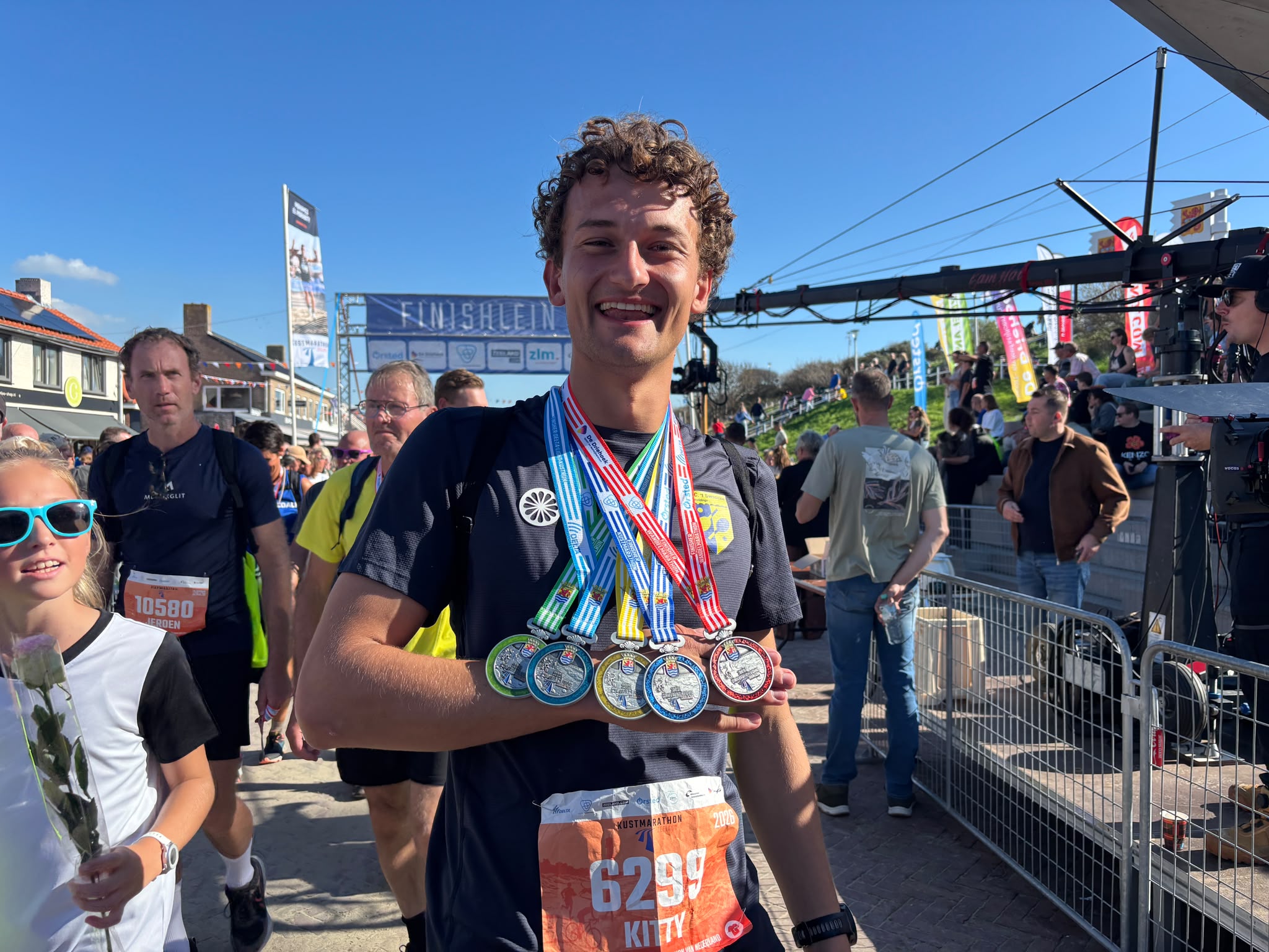 Tycho (21) verzamelt vijf medailles tijdens Kustmarathon: ‘Eigenlijk nul last’