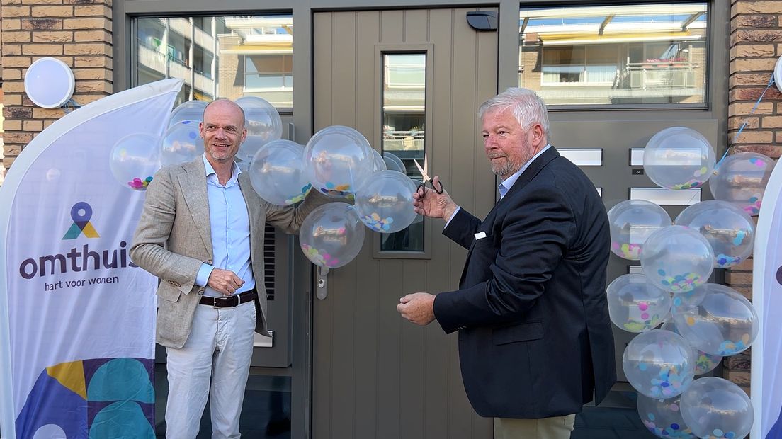 Wethouder Mark Veldhuizen (rechts) opent het nieuwe appartementencomplex in Baarn.