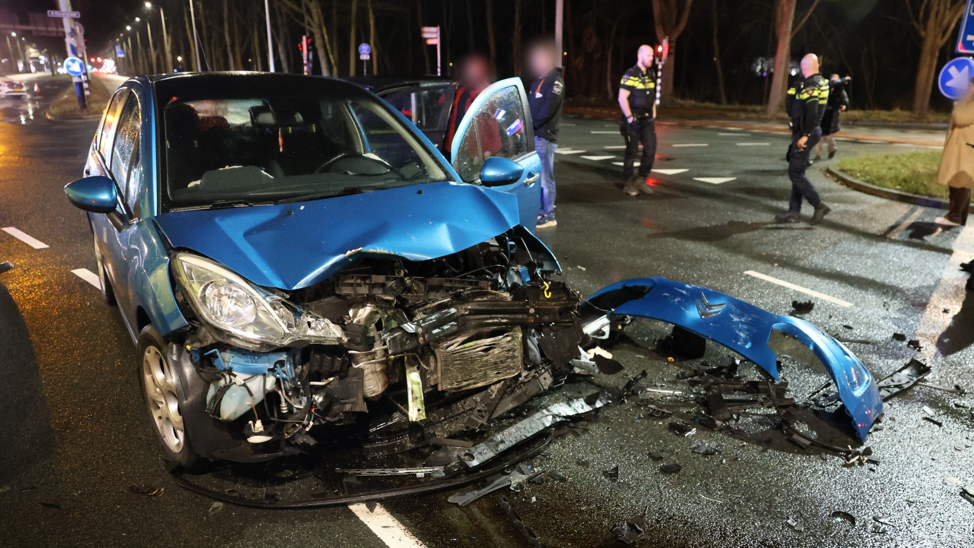 Flinke schade bij aanrijding tussen twee autos | Persoon belandt met scootmobiel in het water.