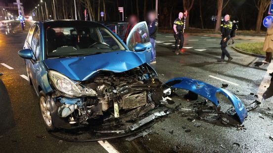 Flinke schade bij aanrijding tussen twee autos | Persoon belandt met scootmobiel in het water. Flinke schade bij aanrijding tussen twee autos | Persoon belandt met scootmobiel in het water.