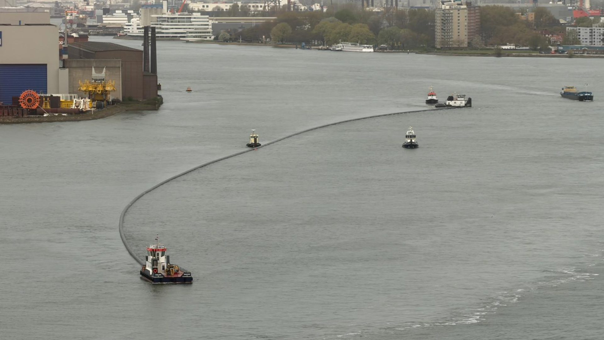 De leiding van bijna een kilometer lang op de Maas.