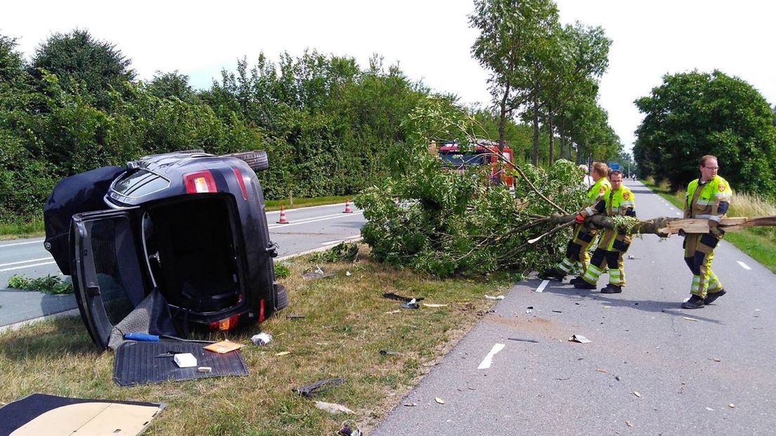 Op de Graaf Reinaldweg (N830) bij Haaften is donderdagmiddag een auto van de weg geraakt en tegen een boom gebotst. Dat ging met zo'n snelheid dat de stam knapte als een luciferhoutje. De wagen kwam uiteindelijk op z'n kant tot stilstand.