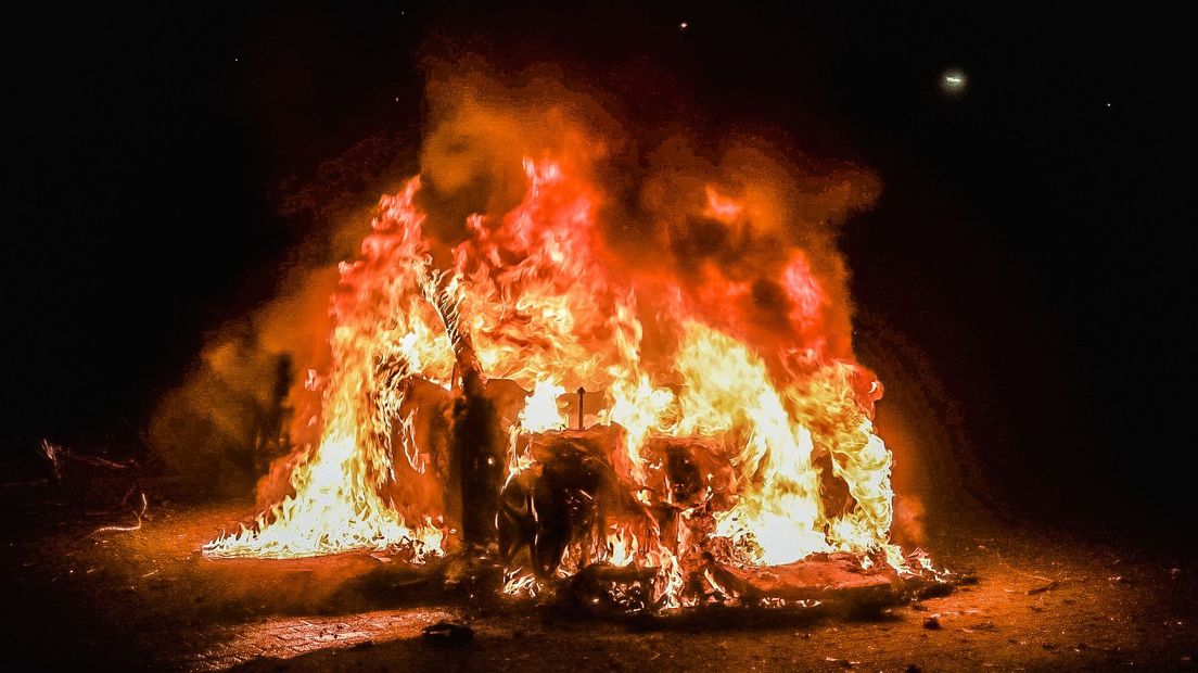 De auto aan de Groene Zoom in Den Haag is volledig verwoest door de brand