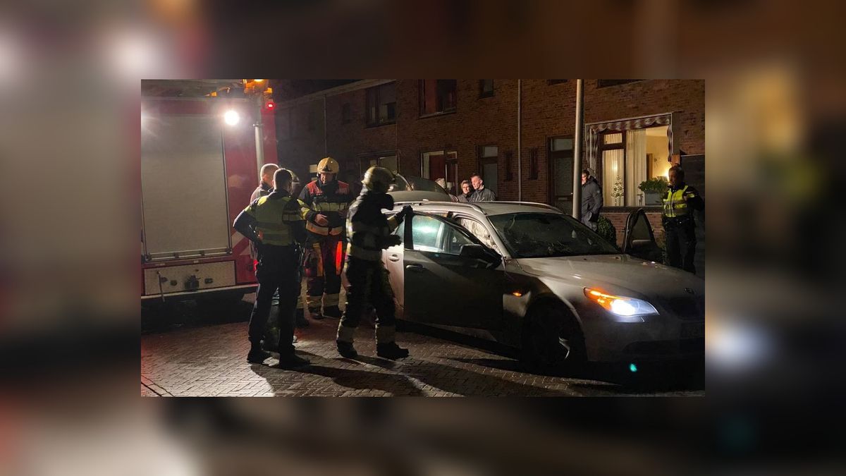 Vandalen in Twijzel vernielen autoruit en gooien vuurwerk naar binnen