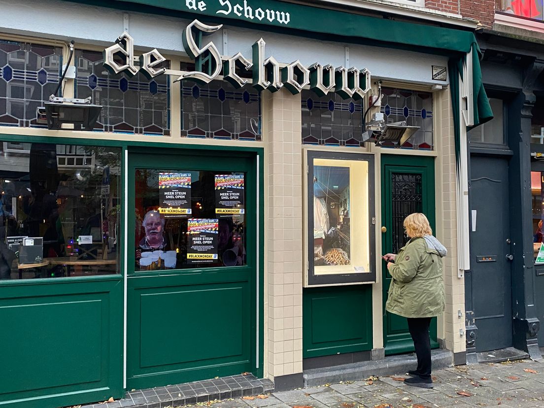 Tineke van Cafe de Schouw in Rotterdam doet ook de lampen aan.