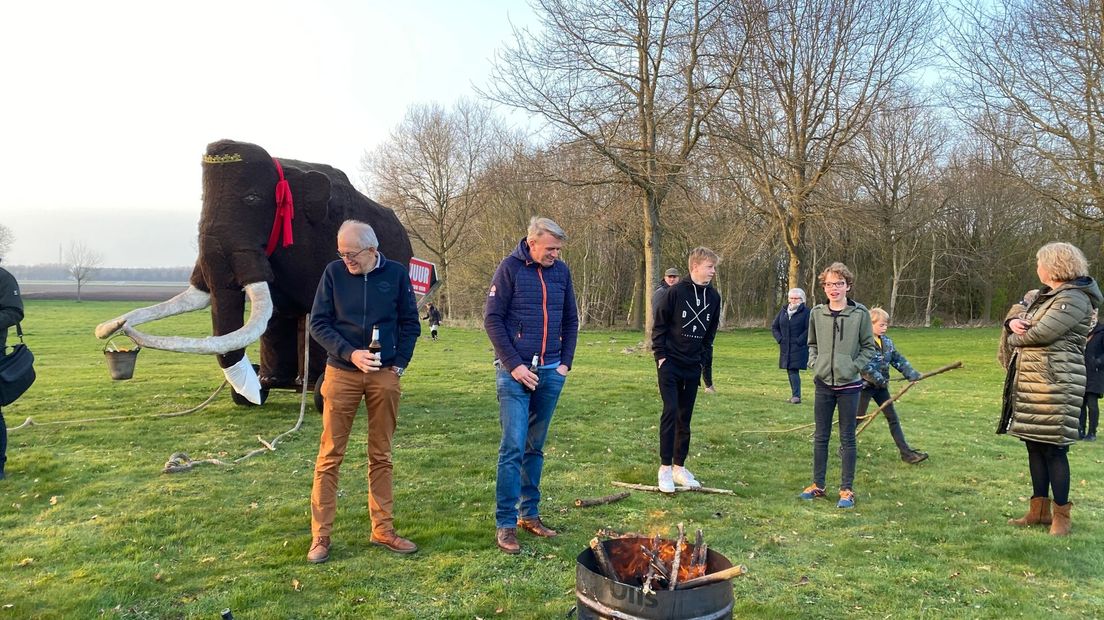 Dorpsbewoners bij een vuurtje