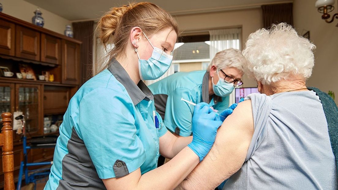 Bewoonster mevrouw Dijkstra krijgt de eerste prik
