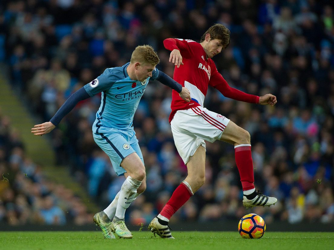 Marten de Roon (rechts) in duel met Kevin de Bruyne