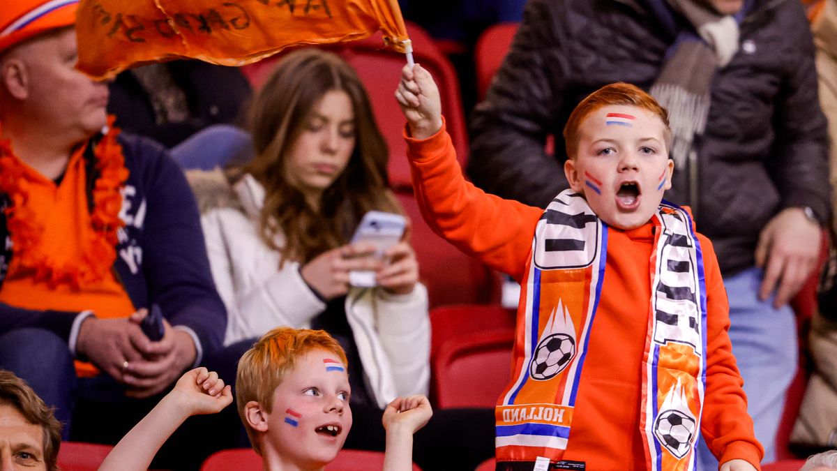 Waarom zien mijn buren het Nederlands elftal eerder scoren op televisie