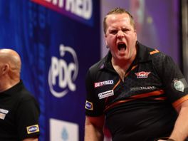 Collega's juichen in Londen voor Dirk van Duijvenbode op WK darts