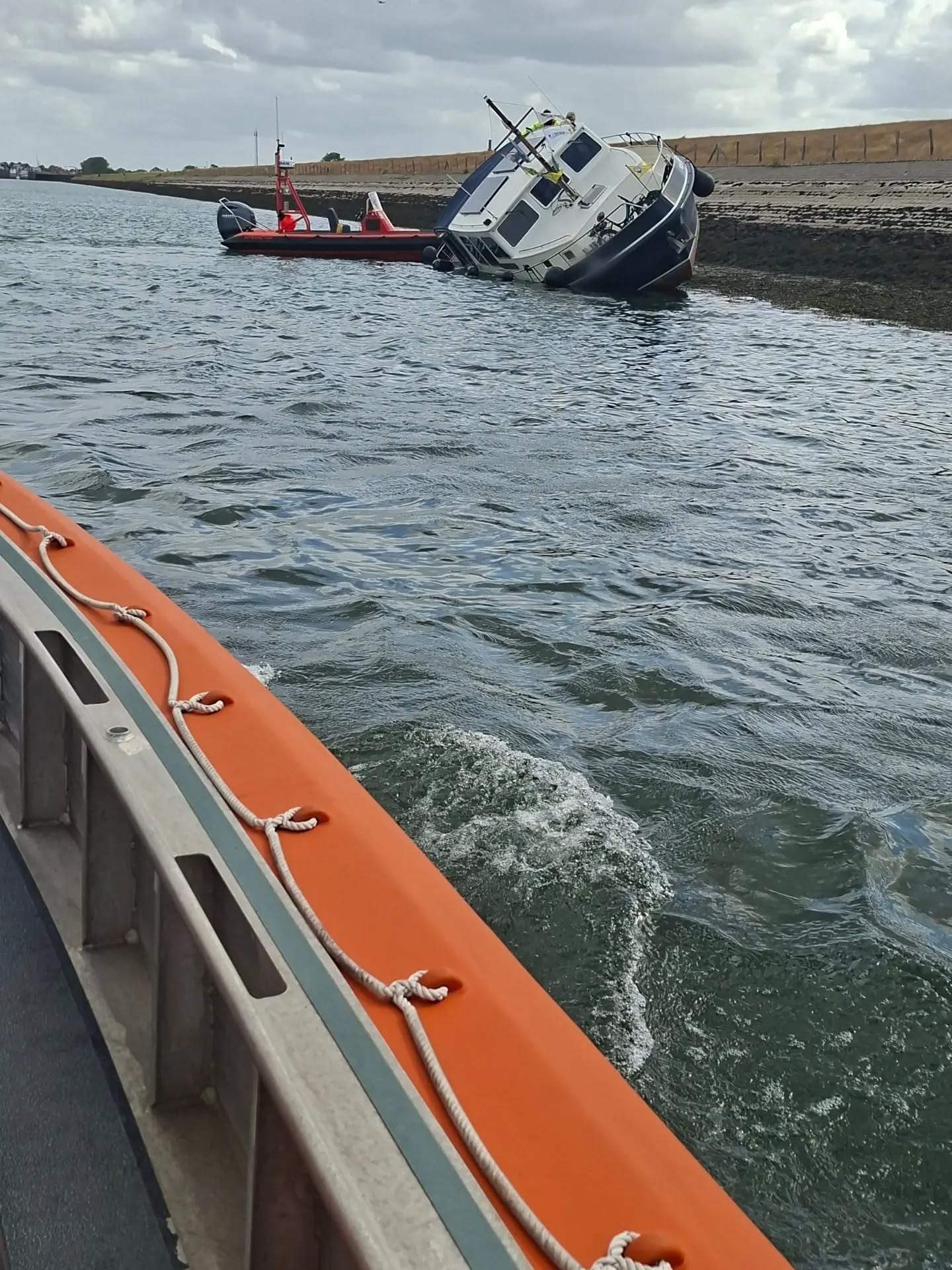 Brandweer redt drie personen uit vastgelopen jacht Zierikzee