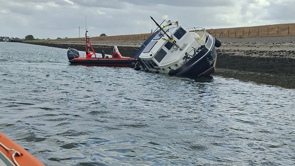 Brandweer redt drie personen uit vastgelopen jacht Zierikzee