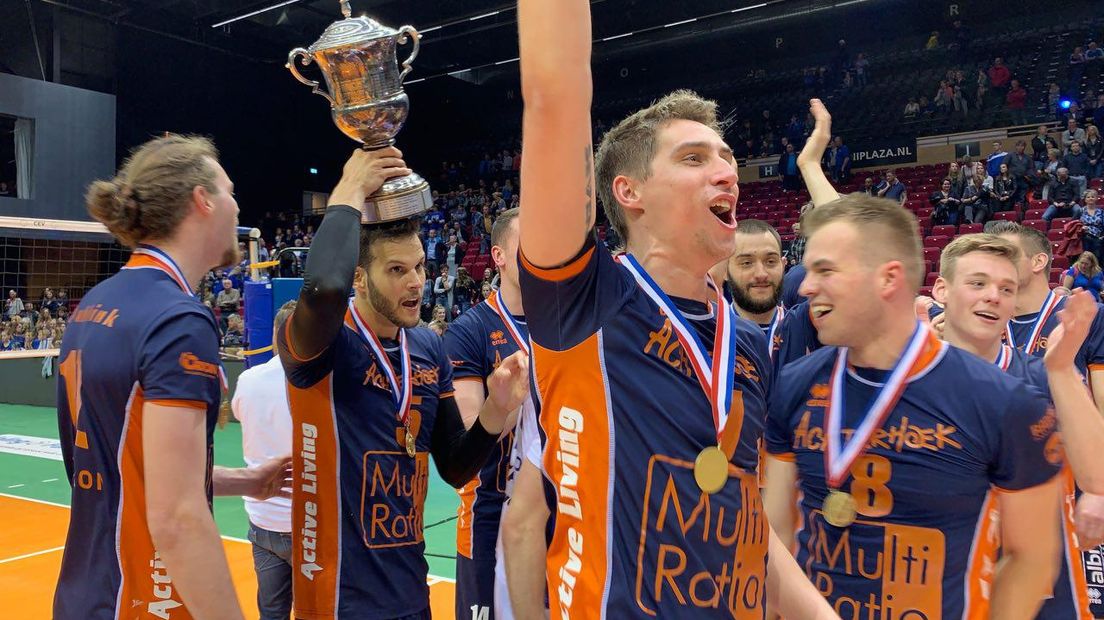Orion viert titel. Archief