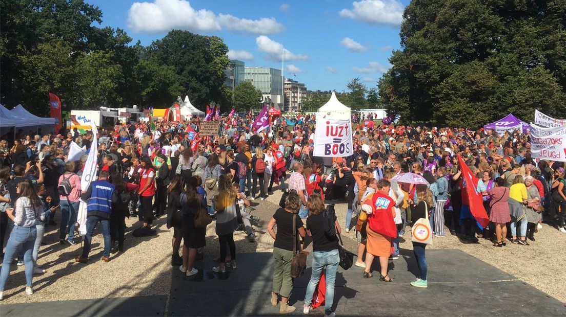 Jeugdzorg staakt op de Haagse Koekamp