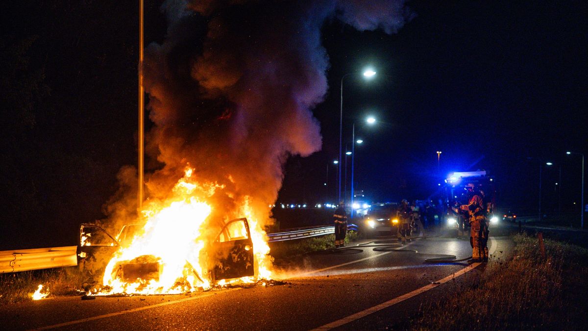 Auto volledig in brand op A32 bij Heerenveen
