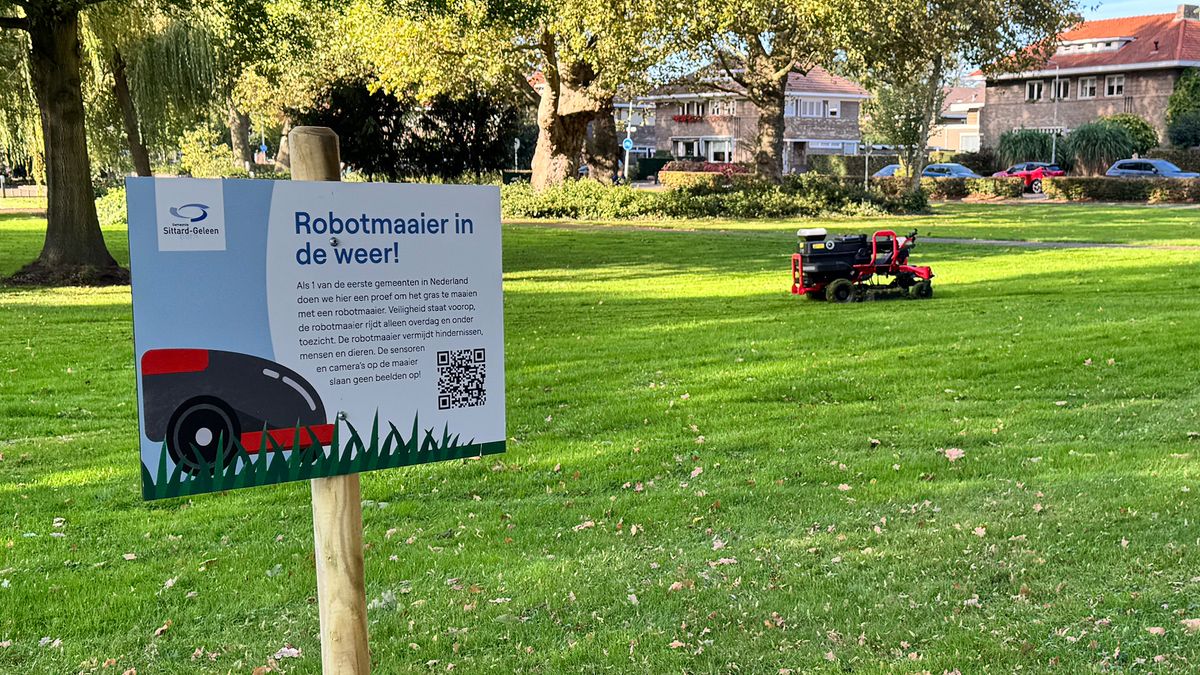 Pratende robotmaaier aan het werk in Stadspark Sittard: ‘Waarom hebben we dit niet eerder bedacht?’