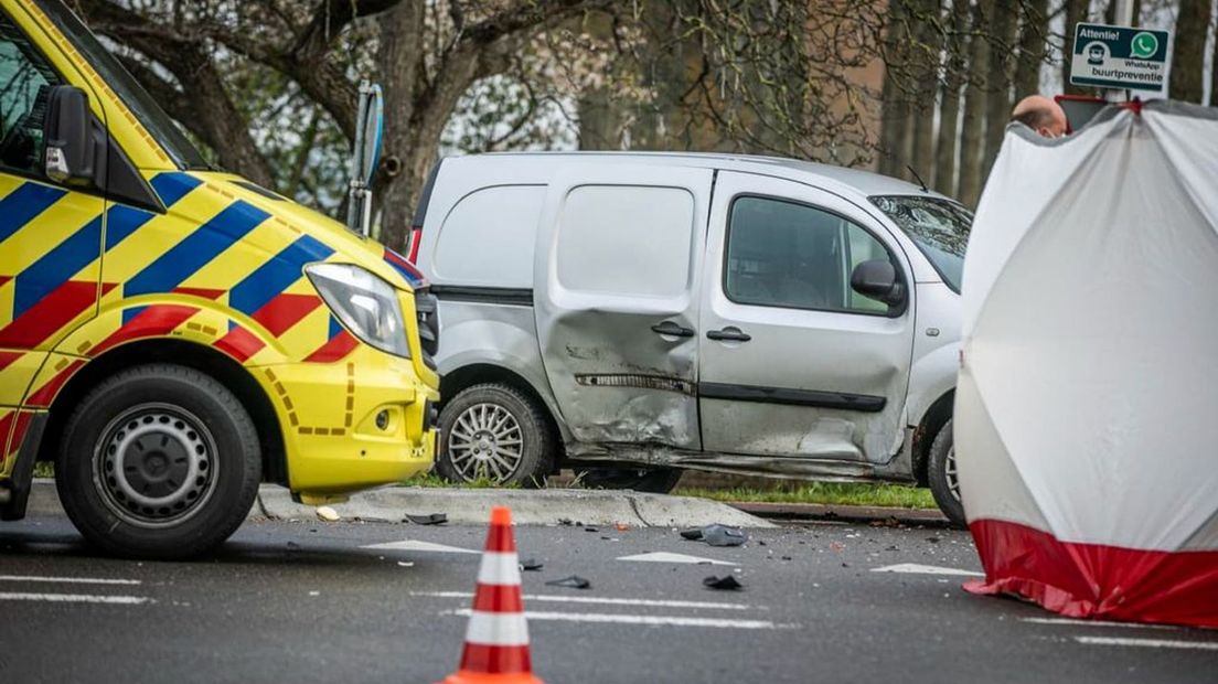 Een motorrijder en automobilist kwamen met elkaar in botsing.