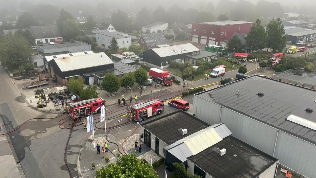 Ploegen uit de omgeving schoten te hulp om de brand te blussen