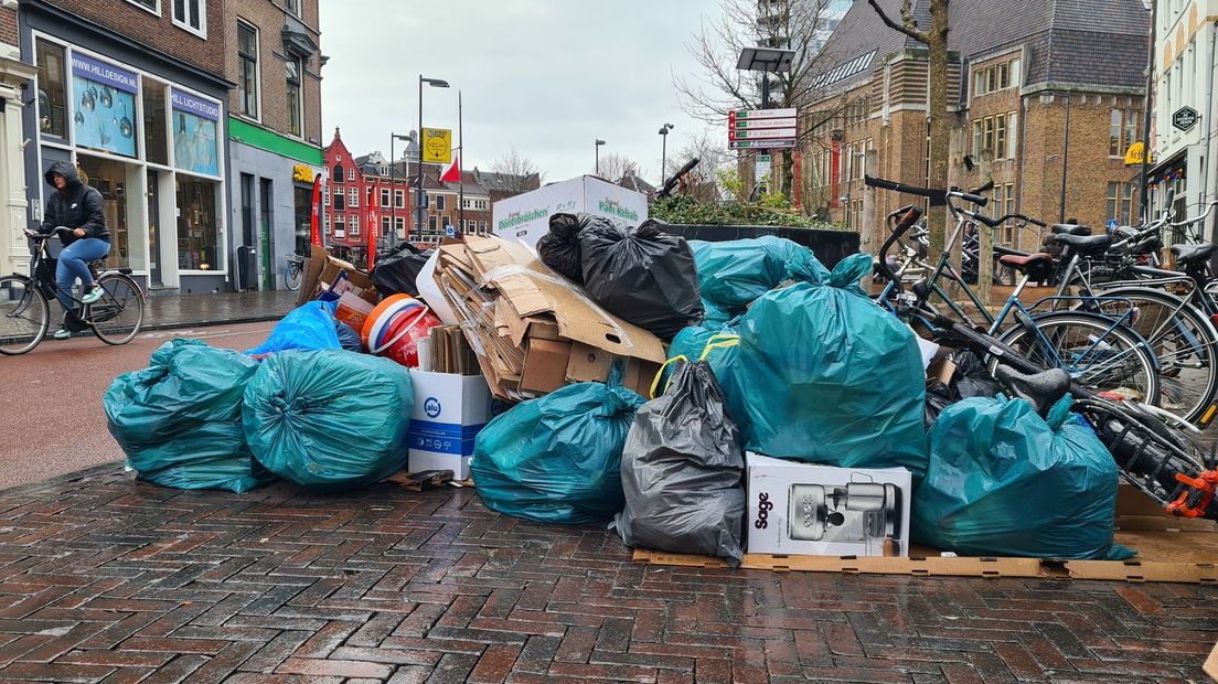 In de binnenstad (Voorstraat) liggen inmiddels flinke afvalbergen.