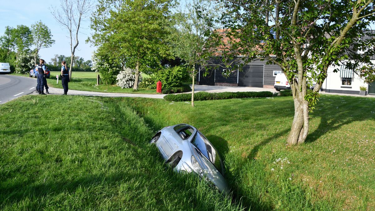 Auto belandt in sloot bij Arnemuiden, bestuurder onder invloed