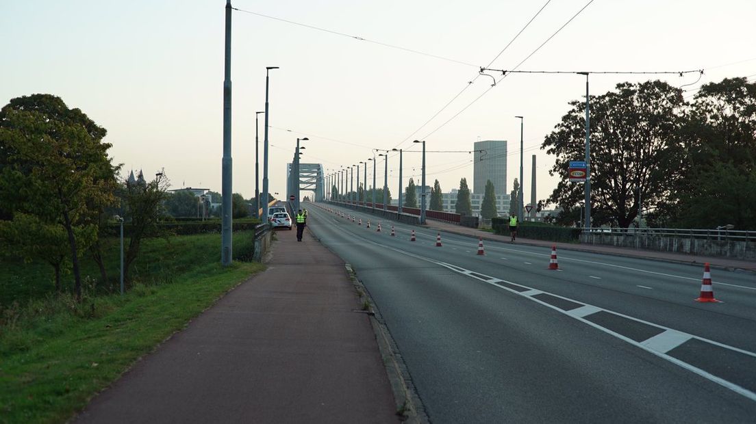 De John Frostbrug in Arnhem was zoals aangekondigd zondag tussen 06.00 en 09.00 uur afgesloten. De politie onderzocht de snelheid van de 22-jarige Apeldoorner die op Koningsdag een dodelijk ongeval veroorzaakte op die brug.