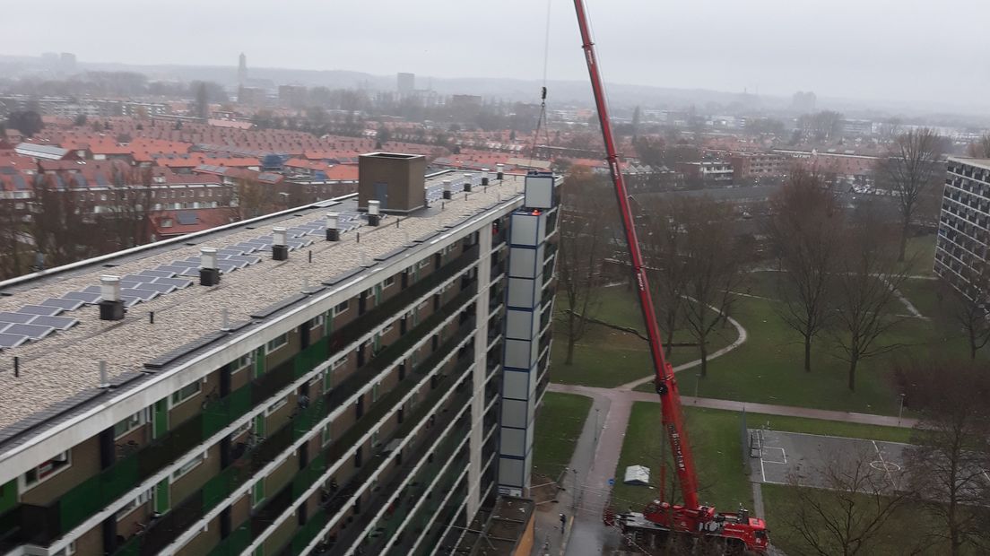 De noodlift bij de Arnhemse flat waar nieuwjaarsnacht brand woedde, is zaterdagochtend in gebruik genomen. Sinds 9.30 uur kunnen bewoners de lift gebruiken om de flat in en uit te gaan.