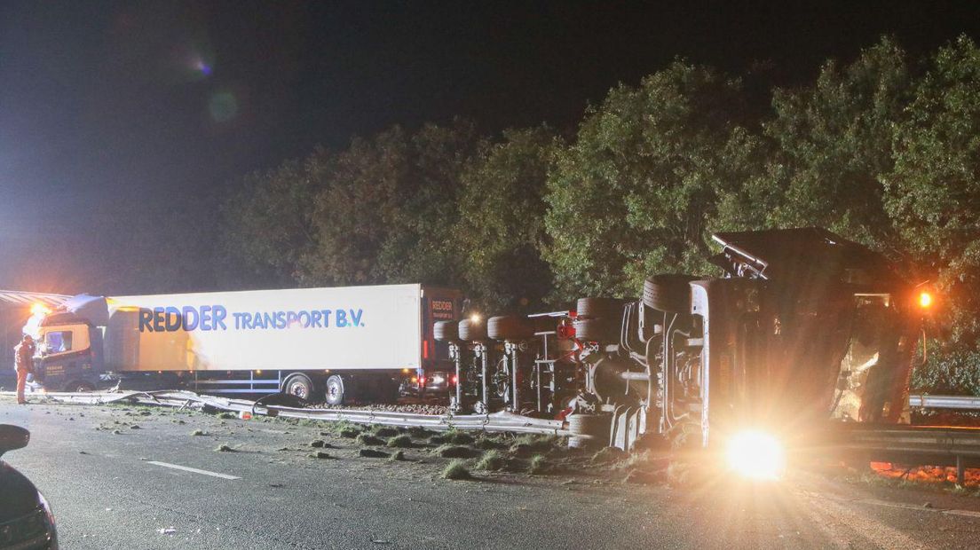 Drie vrachtwagens kwamen met elkaar in botsing op de A28 (Rechten: De Vries Media)