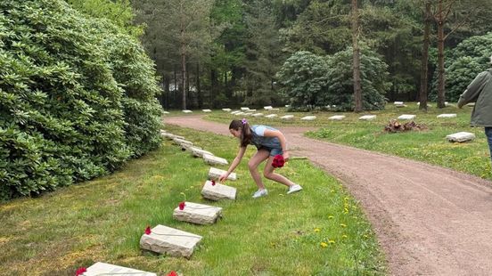 Kinderen herdenken oorlogsslachtoffers met 4000 bloemen op graven