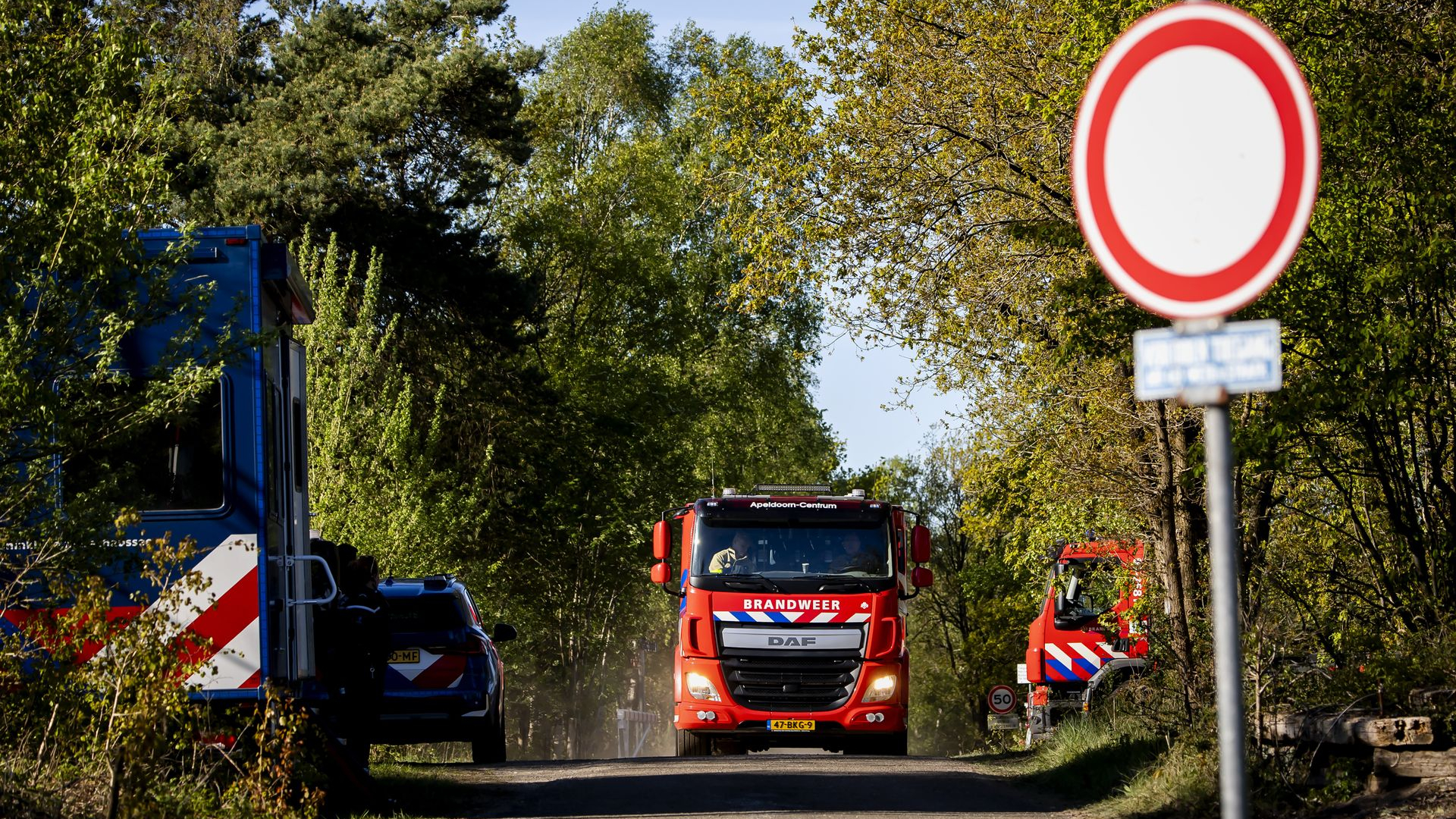 LIVE | Brandweer kan alleen vanaf paden blussen • grond wordt losgemaakt