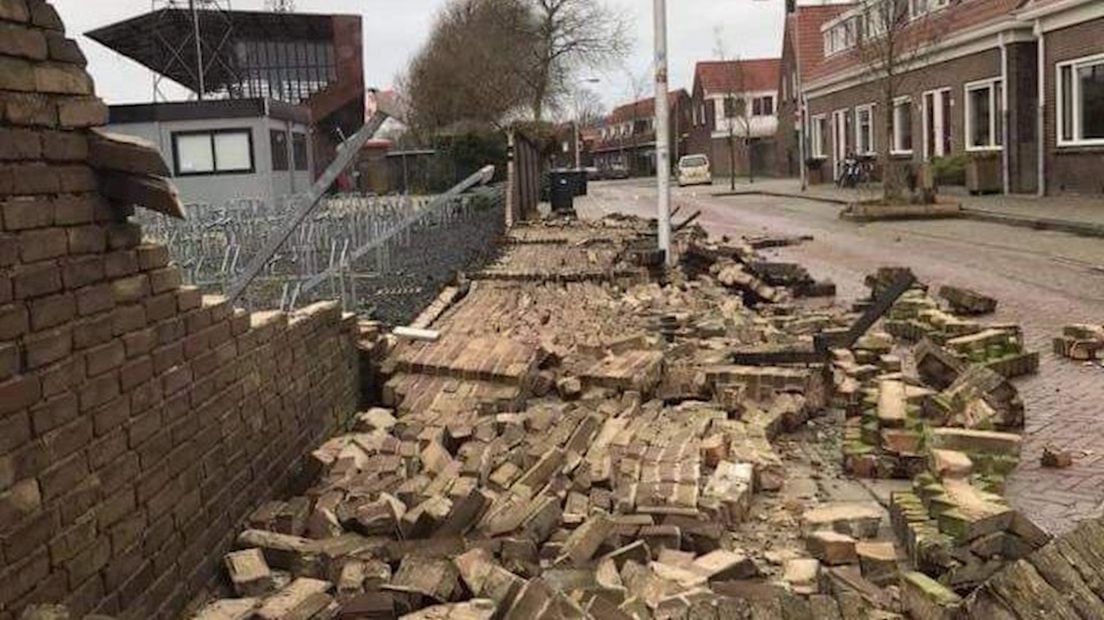 De ingestorte stadionmuur van de Deventerse Adelaarshorst