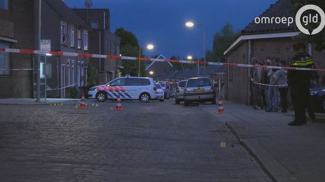De man die donderdagavond een andere persoon met een wapen sloeg in Klarendal, is een 31-jarige Arnhemmer. Het slachtoffer is een 53-jarige plaatsgenoot. Dat meldt de politie vrijdag.