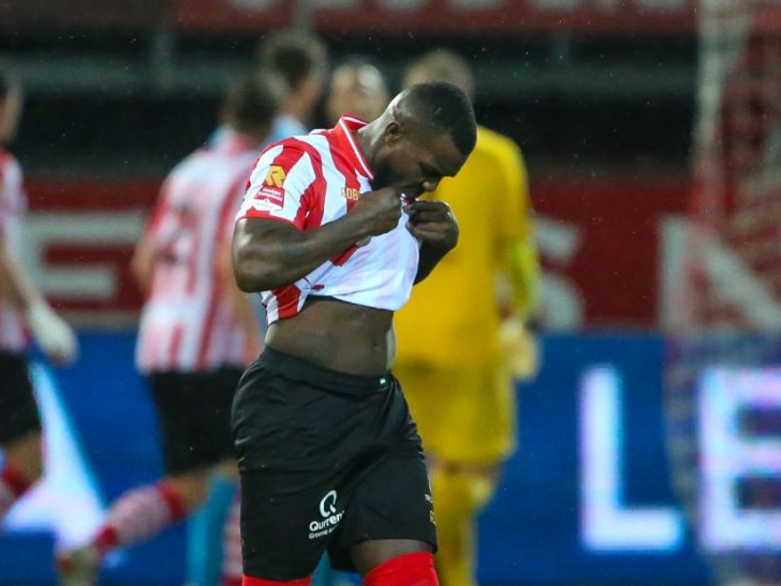 Royston Drenthe druipt teleurgesteld af na een nieuwe goal van FC Twente (VK Sportphoto - Mischa Keemink)
