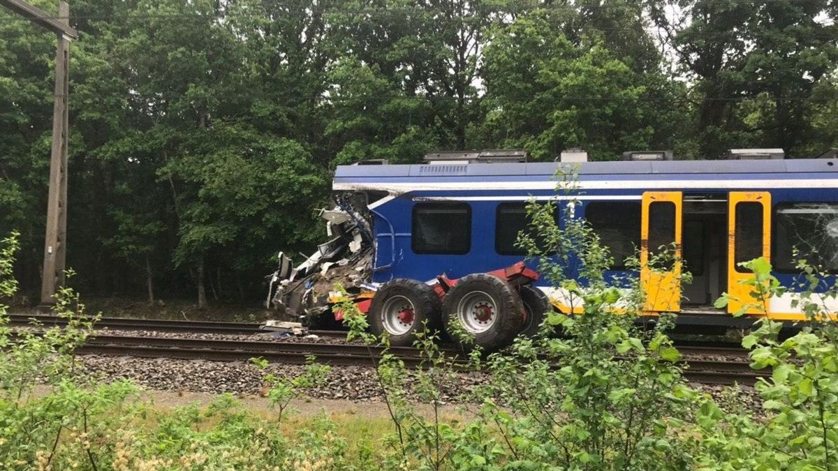 Meerdere gewonden bij botsing tussen trein en trekker in Hooghalen
