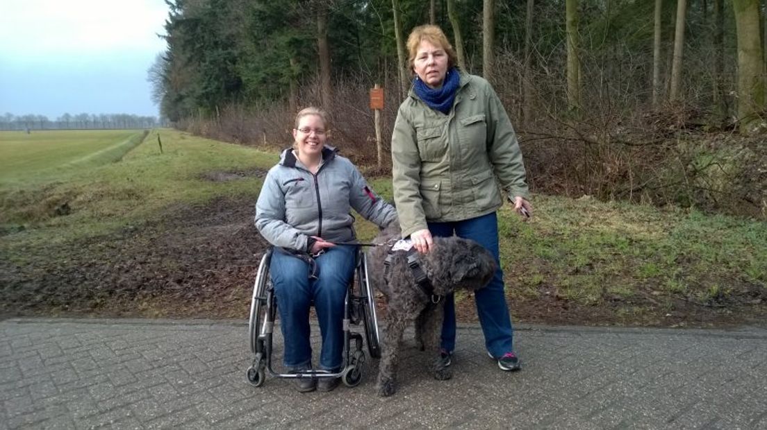 Nienke Leenman gaat het Pieterpad rollen met haar hulphond en een vriendin (Rechten: Frits Emmelkamp/ RTV Drenthe)