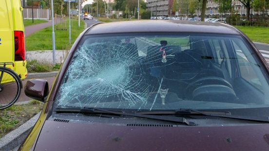 Fietser geschept door auto op rotonde in Enschede Home