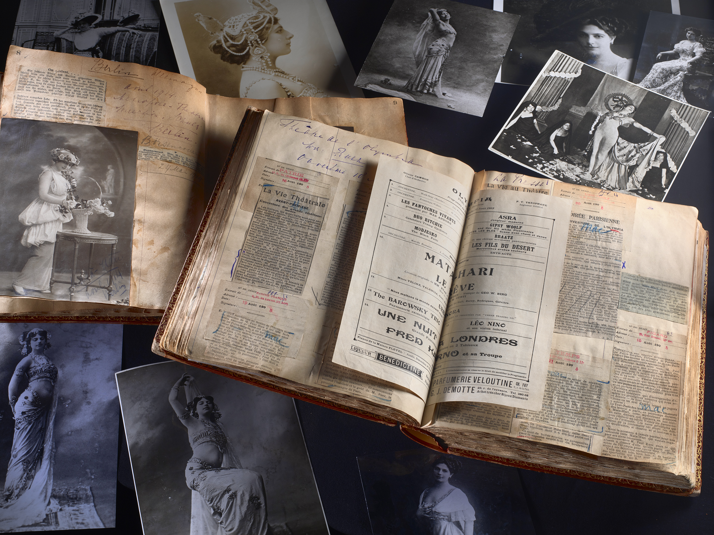 Komposysje fan de plakboeken fan Mata Hari mei reproduksjes fan orizjinele foto’s