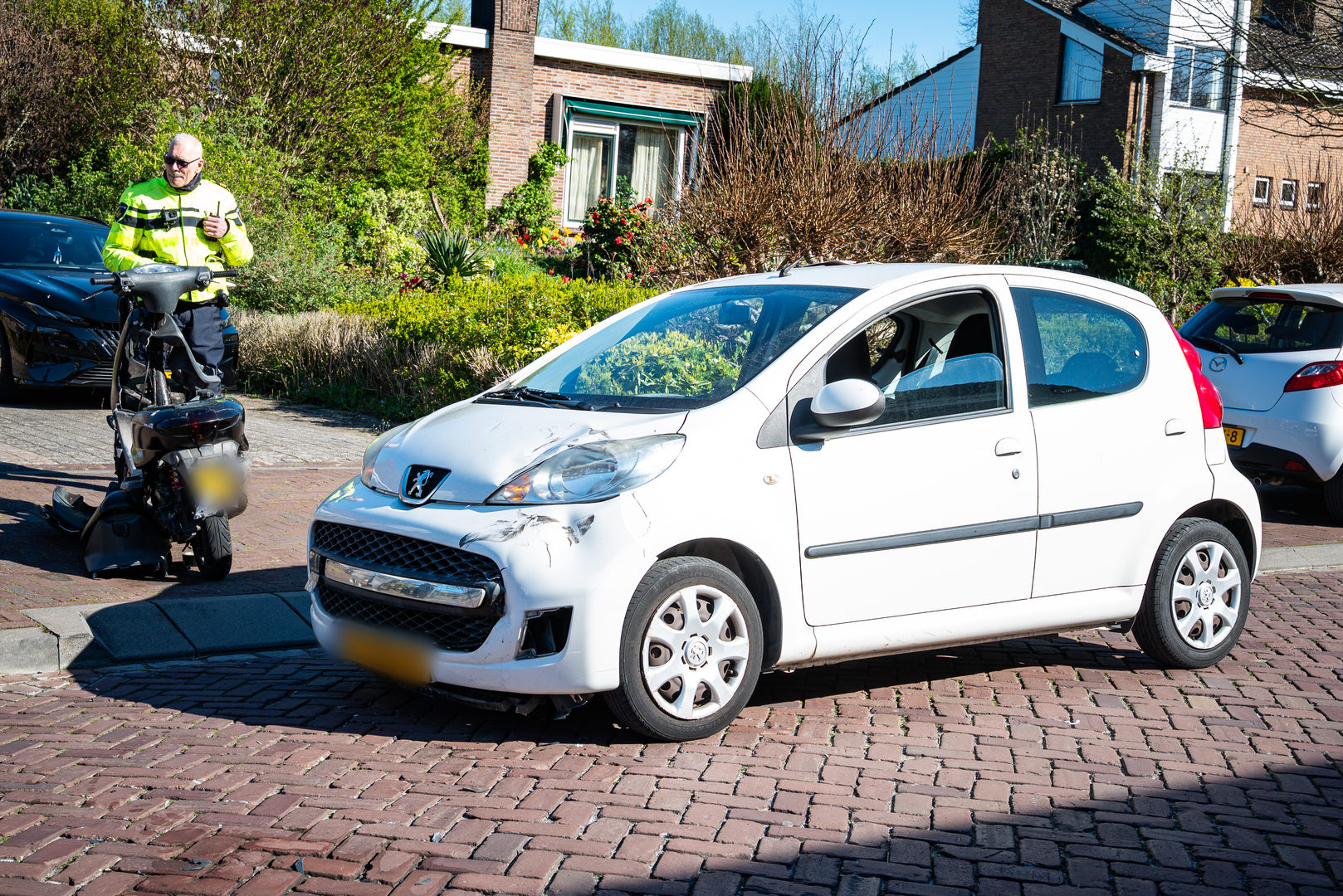 Jongen op scooter gewond na botsing met auto