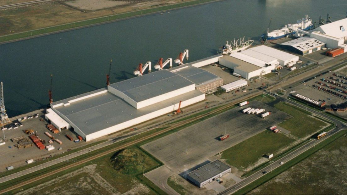Links de fruitterminal vanuit de lucht