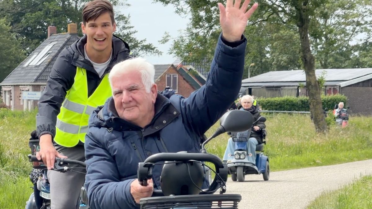 Tien scootmobielen in een rijtje door de supermarkt: verkeersles in Dokkum