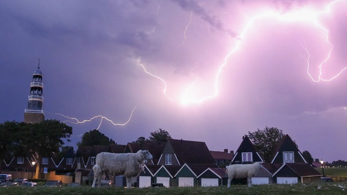 Drachtster boer trekt brandende trekker naar buiten en voorkomt schuurbrand