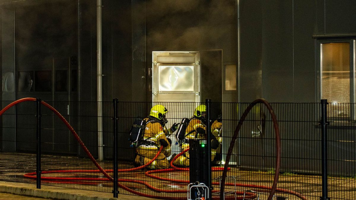 Brand in bedrijfsunit, kort opgeschaald naar grote brand