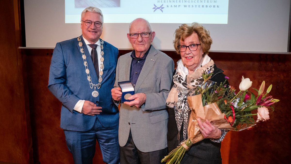 Erepenning voor kampoverlevende Fred Mouw: 'Zijn moed om te vertellen helpt ons om nooit te vergeten